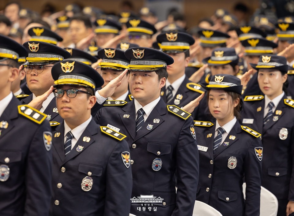 경찰들이 21일 서울 서대문구 경찰청에서 열린 제80주년 경찰의 날 기념식에서 거수경례를 하고 있다.