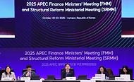 아시아태평양경제협력체(APEC) 재무장관회의에 이어 구조개혁장관회의가 22일 인천 중구 인스파이어 리조트에서 열렸다. 구조개혁장관회의는 구조개혁의 역할과 향후 방향, 시장·기업환경 개선 등 2개 세션으로 나눠 논의가 진행됐다.