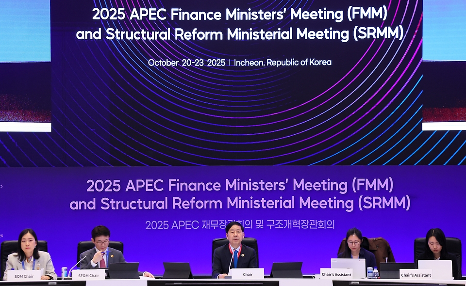 아시아태평양경제협력체(APEC) 재무장관회의에 이어 구조개혁장관회의가 22일 인천 중구 인스파이어 리조트에서 열렸다. 구조개혁장관회의는 구조개혁의 역할과 향후 방향, 시장·기업환경 개선 등 2개 세션으로 나눠 논의가 진행됐다.