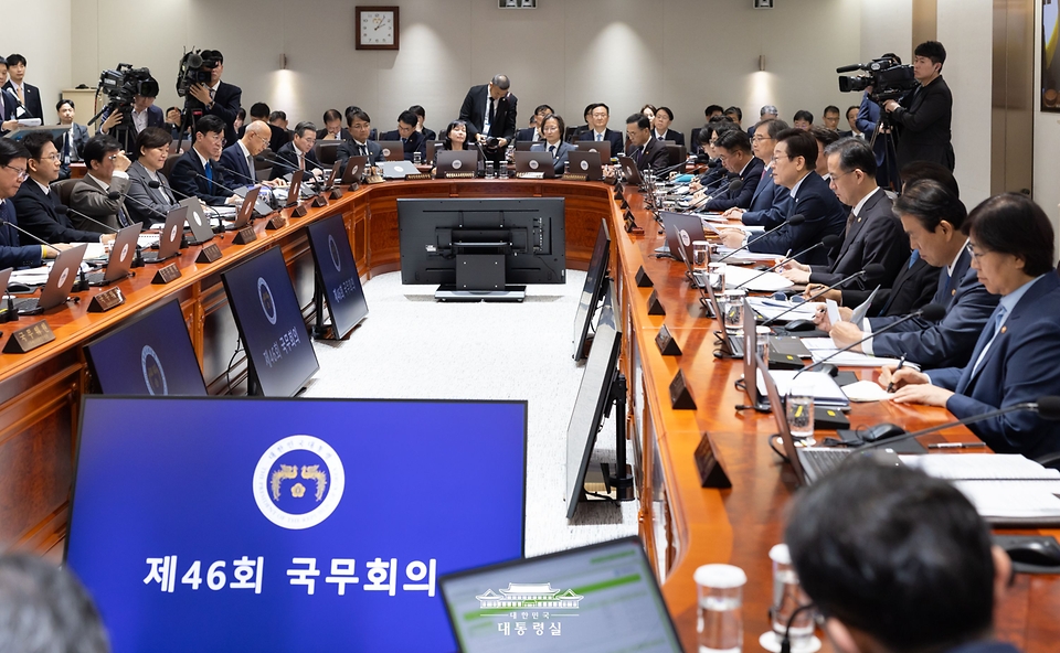 이재명 대통령이 21일 서울 용산 대통령실 청사에서 열린 국무회의를 주재하고 있다.