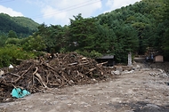 김인호 산림청장이 2025년 8월 15일 지난달 극한호우로 산사태 피해가 발생한 경기도 가평군 피해 현장을 찾아 복구상황을 점검하고 있다.