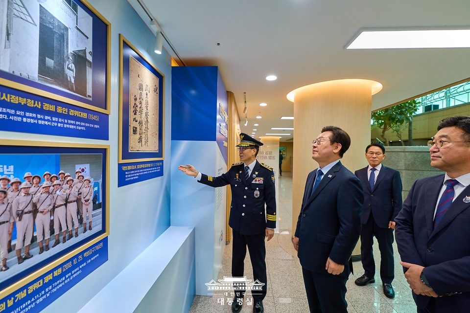 이재명 대통령이 21일 서울 서대문구 경찰청에서 열린 제80주년 경찰의 날 기념식에 참석해 초대 경무국장 김구의 휘호를 보고 있다.