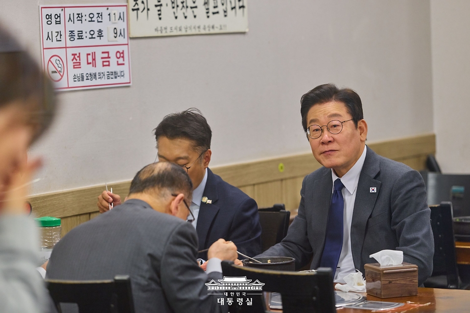 이재명 대통령이 20일 경기도 고양시 일산서구 일산시장을 찾아 점심식사를 하고 있다.