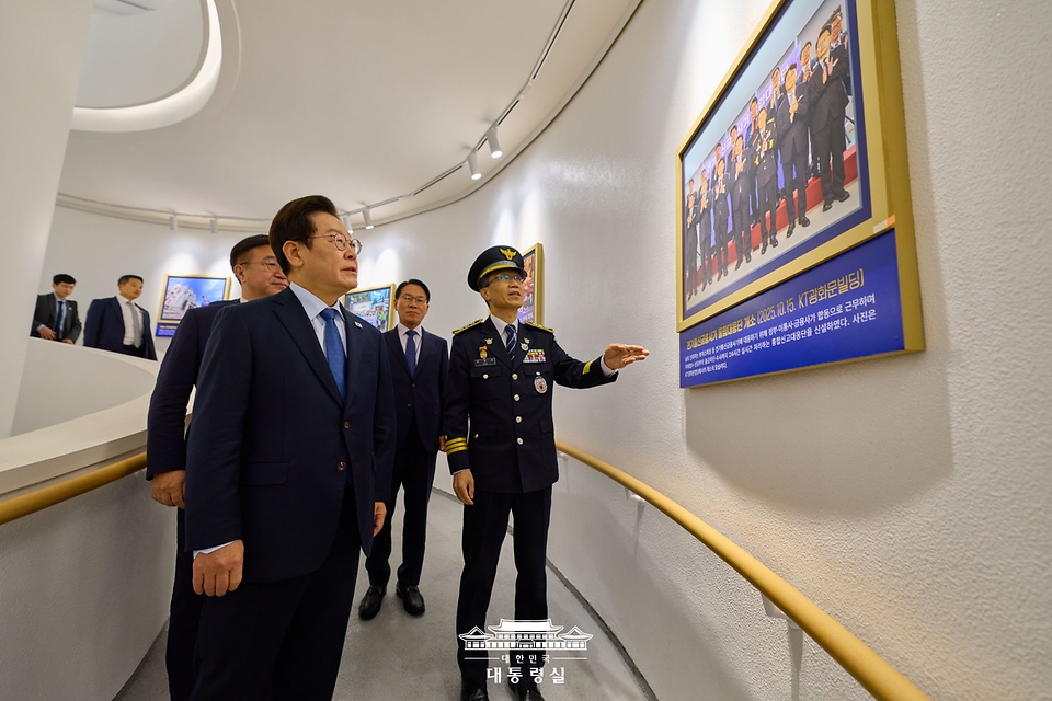 이재명 대통령이 21일 서울 서대문구 경찰청에서 열린 제80주년 경찰의 날 기념식에 참석해 통합대응단 개소식 사진을 보고 있다.