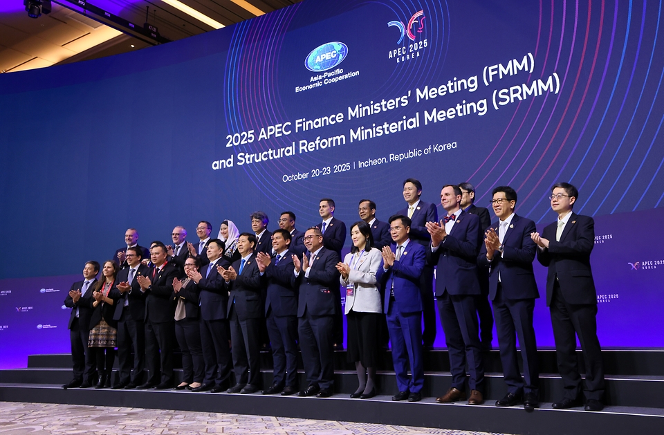 아시아태평양경제협력체(APEC) 재무장관회의에 이어 구조개혁장관회의가 22일 인천 중구 인스파이어 리조트에서 열렸다. 구조개혁장관회의는 구조개혁의 역할과 향후 방향, 시장·기업환경 개선 등 2개 세션으로 나눠 논의가 진행됐다.