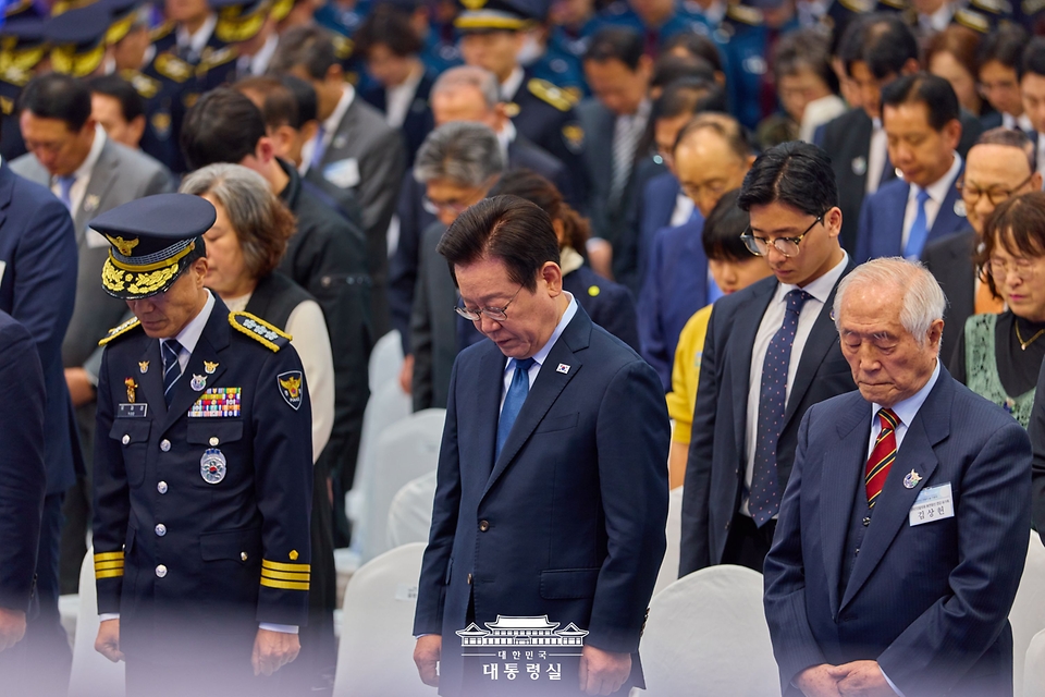 이재명 대통령이 21일 서울 서대문구 경찰청에서 열린 제80주년 경찰의 날 기념식에서 묵념하고 있다.