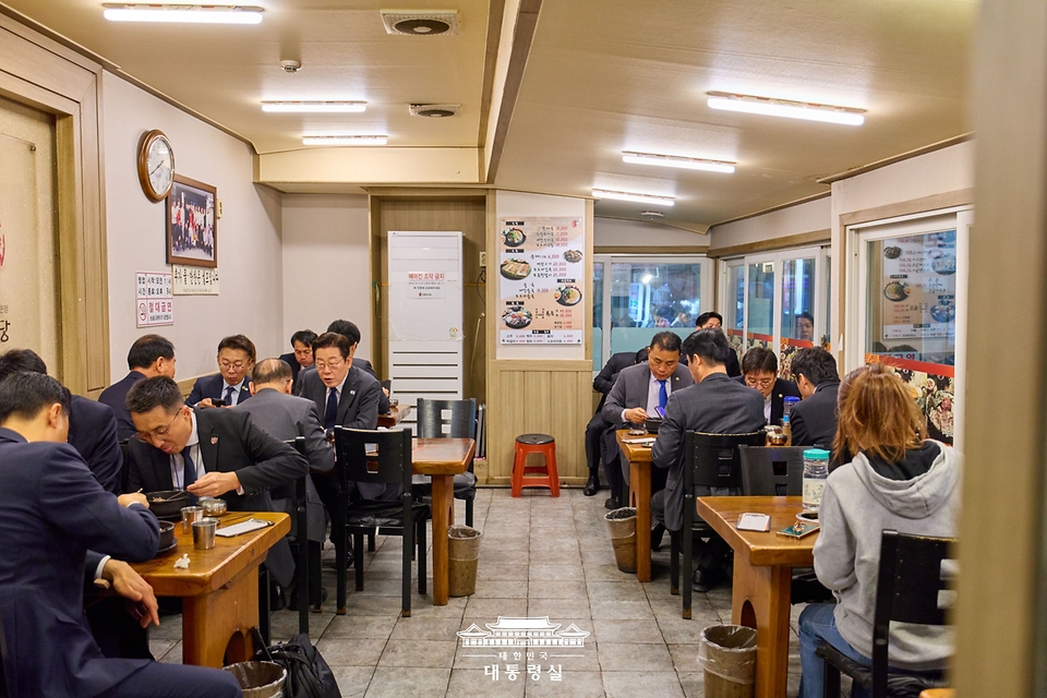 이재명 대통령이 20일 경기도 고양시 일산서구 일산시장을 찾아 점심식사를 하고 있다.