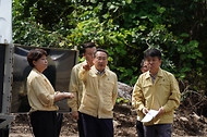 김인호 산림청장이 2025년 8월 15일 지난달 극한호우로 산사태 피해가 발생한 경기도 가평군 피해 현장을 찾아 복구상황을 점검하고 있다.