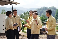 김인호 산림청장이 2025년 8월 15일 지난달 극한호우로 산사태 피해가 발생한 경기도 가평군 피해 현장을 찾아 복구상황을 점검하고 있다.