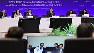 아시아태평양경제협력체(APEC) 재무장관회의에 이어 구조개혁장관회의가 22일 인천 중구 인스파이어 리조트에서 열렸다. 구조개혁장관회의는 구조개혁의 역할과 향후 방향, 시장·기업환경 개선 등 2개 세션으로 나눠 논의가 진행됐다.