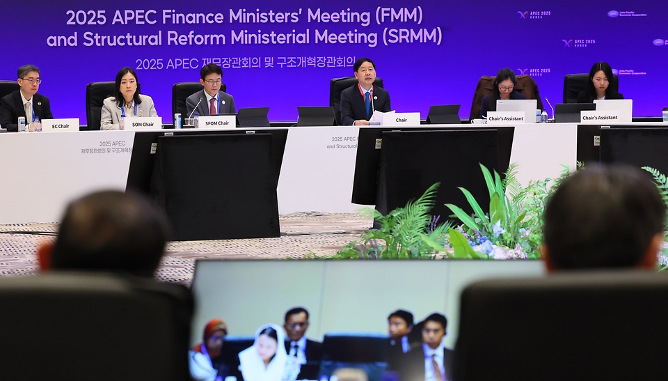 아시아태평양경제협력체(APEC) 재무장관회의에 이어 구조개혁장관회의가 22일 인천 중구 인스파이어 리조트에서 열렸다. 구조개혁장관회의는 구조개혁의 역할과 향후 방향, 시장·기업환경 개선 등 2개 세션으로 나눠 논의가 진행됐다.