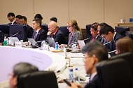 아시아태평양경제협력체(APEC) 재무장관회의에 이어 구조개혁장관회의가 22일 인천 중구 인스파이어 리조트에서 열렸다. 구조개혁장관회의는 구조개혁의 역할과 향후 방향, 시장·기업환경 개선 등 2개 세션으로 나눠 논의가 진행됐다.