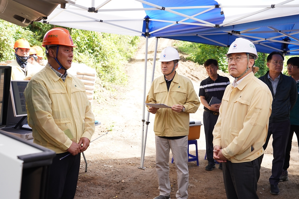 김인호 산림청장이 2025년 9월 11일 경북 청송군 청송읍 산불 피해지 산사태 예방 사업 현장을 찾아 사업 추진현황과 안전상황을 살피고 있다.