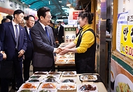 이재명 대통령이 20일 경기도 고양시 일산서구 일산시장을 찾아 상인들과 인사를 나누고 있다.