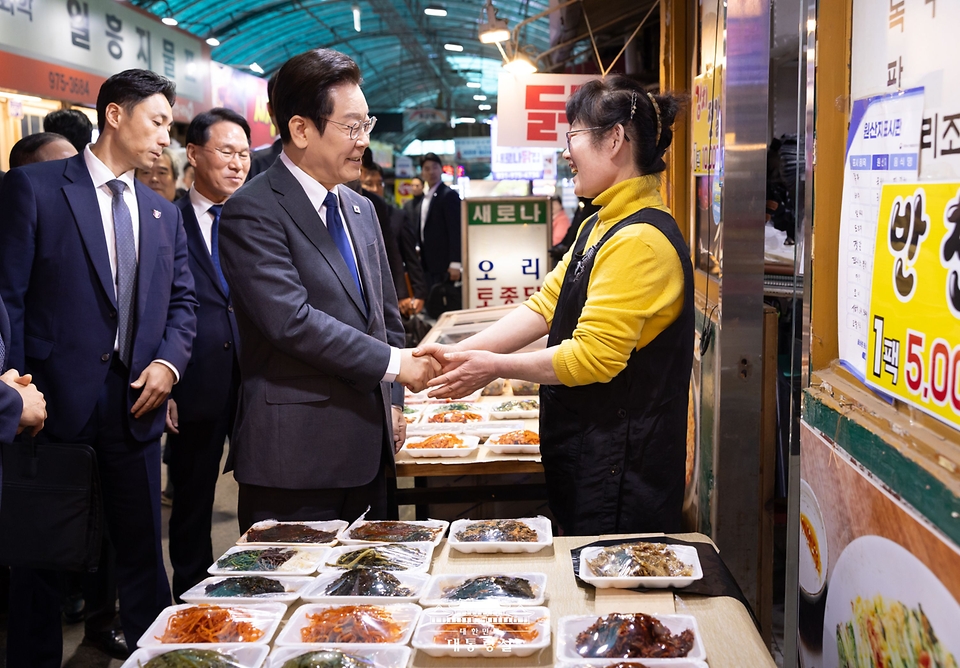 이재명 대통령이 20일 경기도 고양시 일산서구 일산시장을 찾아 상인들과 인사를 나누고 있다.