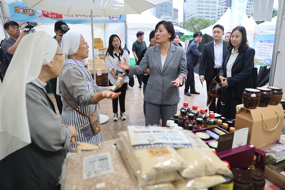 송미령 농림축산식품부 장관은 9월 24일(수), 3일간(9.24~9.26) 서울광장에서 전국 지역 특산물을 저렴한 가격으로 구매할 수 있는 추석맞이 '서로장터'에 참석하였습니다.