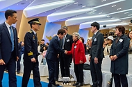 이재명 대통령이 21일 서울 서대문구 경찰청에서 열린 제80주년 경찰의 날 기념식에서 경찰영웅 유가족과 인사를 하고 있다.