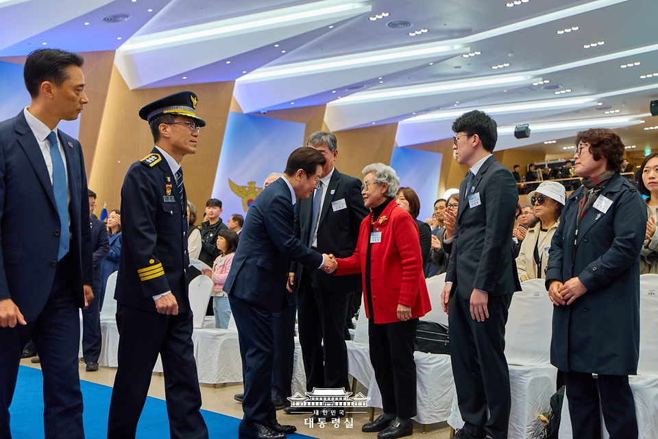 이재명 대통령이 21일 서울 서대문구 경찰청에서 열린 제80주년 경찰의 날 기념식에서 경찰영웅 유가족과 인사를 하고 있다.