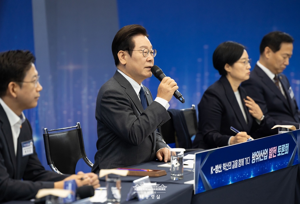 이재명 대통령이 20일 경기 고양시 일산서구 킨텍스에서 열린 방위산업 발전 토론회에서 발언하고 있다.