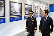 이재명 대통령이 21일 서울 서대문구 경찰청에서 열린 제80주년 경찰의 날 기념식에 참석해 유재성 경찰청장 직무대행과 사진을 보고 있다.