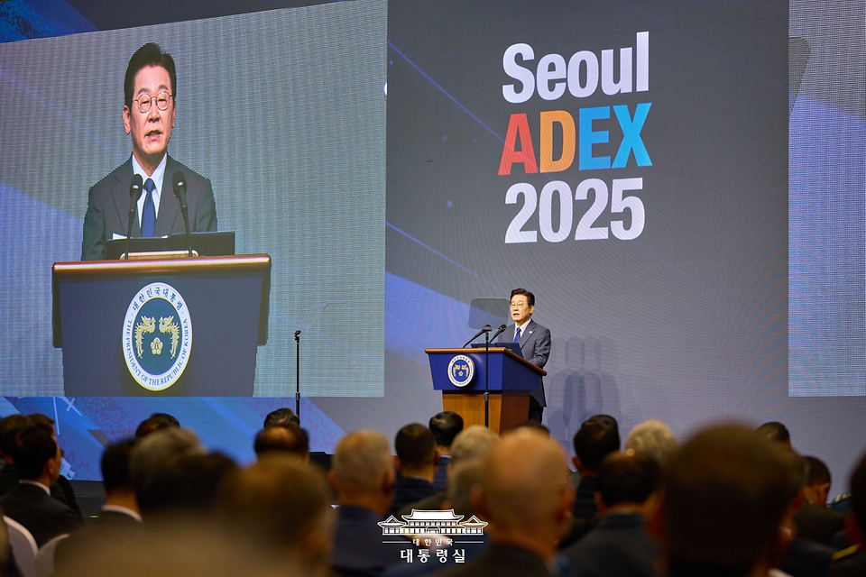 이재명 대통령이 20일 경기 고양시 일산서구 킨텍스에서 열린 서울 ADEX 2025(서울 국제 항공우주 및 방위산업 전시회 2025) 개막식에서 축사를 하고 있다.