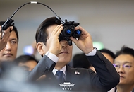 이재명 대통령이 20일 경기 고양시 일산서구 킨텍스에서 열린 서울 ADEX 2025(서울 국제 항공우주 및 방위산업 전시회 2025)를 찾아 군용 장비를 살펴보고 있다.