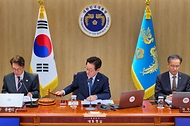 이재명 대통령이 21일 서울 용산 대통령실 청사에서 열린 국무회의에서 의사봉을 두드리고 있다.