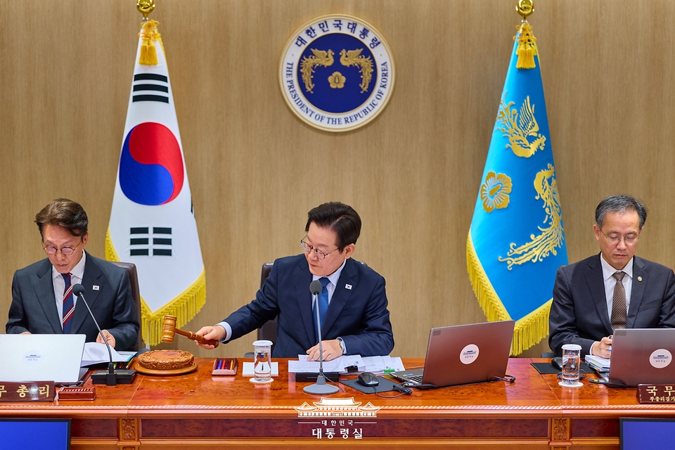 이재명 대통령이 21일 서울 용산 대통령실 청사에서 열린 국무회의에서 의사봉을 두드리고 있다.