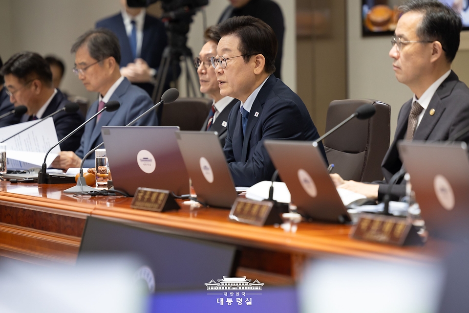 이재명 대통령이 21일 서울 용산 대통령실 청사에서 열린 국무회의를 주재하고 있다.