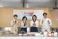 오유경 처장이 11일 서울 광진구 세종대학교 대양AI센터에서 나트륨·당을 줄인 건강한 식생활 실천 및 확산을 위해 김혜경 여사와 함께 '제14회 나트륨·당을 줄인 삼삼한 요리 경연대회'를 개최했다.