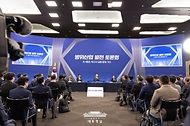 이재명 대통령이 20일 경기 고양시 일산서구 킨텍스에서 열린 방위산업 발전 토론회에서 발언하고 있다.