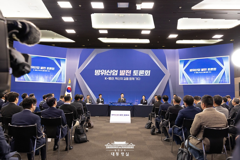 이재명 대통령이 20일 경기 고양시 일산서구 킨텍스에서 열린 방위산업 발전 토론회에서 발언하고 있다.
