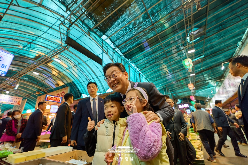 이재명 대통령이 20일 경기도 고양시 일산서구 일산시장을 찾아 어린이들과 기념촬영을 하고 있다.