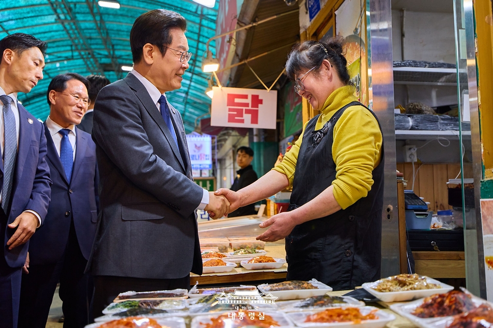 이재명 대통령이 20일 경기도 고양시 일산서구 일산시장을 찾아 상인들과 인사를 나누고 있다.