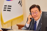 이재명 대통령이 20일 서울 용산 대통령실 청사에서 압델 파타 알시시 이집트 대통령과 전화 통화를 하고 있다.