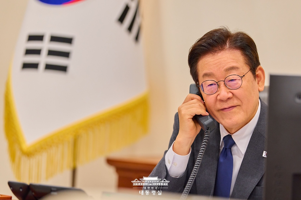 이재명 대통령이 20일 서울 용산 대통령실 청사에서 압델 파타 알시시 이집트 대통령과 전화 통화를 하고 있다.