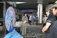 오유경 처장이 18일 추석 명절을 앞두고 고속도로 휴게소를 방문해 식중독 예방수칙을 홍보하고, 푸드코트에서 '식품용 기기 안전관리 기준' 인증을 받은 조리로봇 4기로 음식을 자동 조리·제공하는 현장을 살펴보고 있다. 