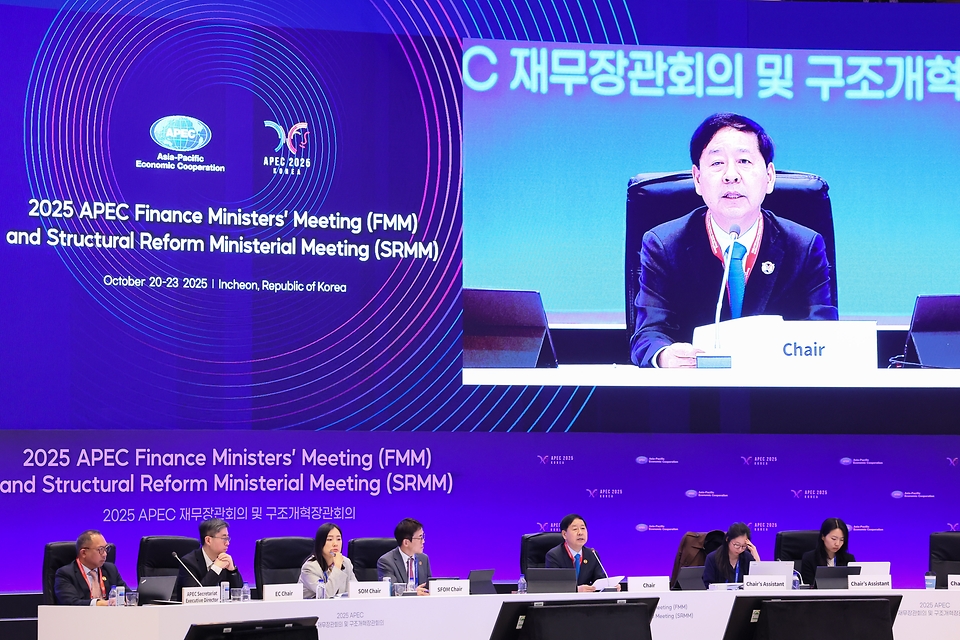 아시아태평양경제협력체(APEC) 재무장관회의에 이어 구조개혁장관회의가 22일 인천 중구 인스파이어 리조트에서 열렸다. 구조개혁장관회의는 구조개혁의 역할과 향후 방향, 시장·기업환경 개선 등 2개 세션으로 나눠 논의가 진행됐다.