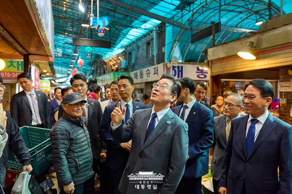 이재명 대통령이 20일 경기도 고양시 일산서구 일산시장을 찾아 둘러보고 있다.