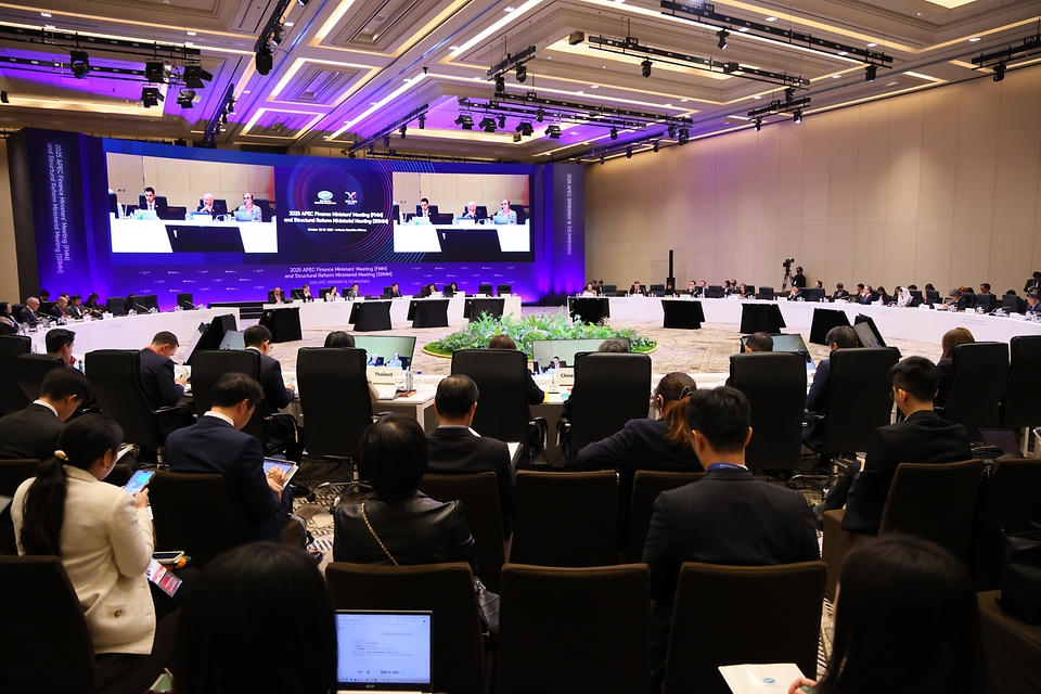 아시아태평양경제협력체(APEC) 재무장관회의에 이어 구조개혁장관회의가 22일 인천 중구 인스파이어 리조트에서 열렸다. 구조개혁장관회의는 구조개혁의 역할과 향후 방향, 시장·기업환경 개선 등 2개 세션으로 나눠 논의가 진행됐다.