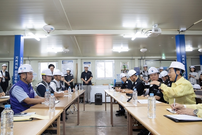 김윤덕 국토교통부 장관과 김영훈 고용노동부 장관이 18일 서울 용산구 소재 청년주택 신축 공사 현장을 찾아 불법하도급 합동 점검을 실시하고 있다.