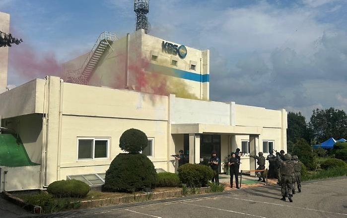 육군51보병사단 승리대대 장병들이 18일 경기 시흥시 KBS소래송신소에서 경찰·소방 등과 통합 상황조치훈련을 하고 있다. 