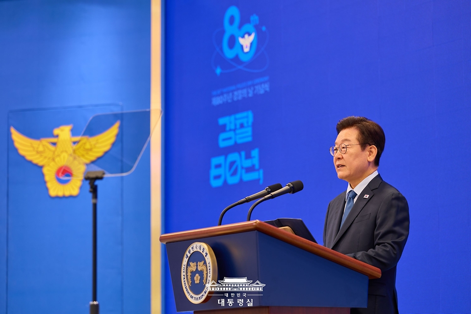 이재명 대통령이 21일 서울 서대문구 경찰청에서 열린 제80주년 경찰의 날 기념식에서 기념사를 하고 있다.