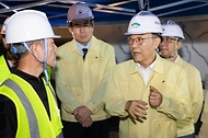 김윤덕 국토교통부 장관이 19일 경부선 남성현~청도 구간에서 무궁화 열차와 작업자(7명)간 접촉 사고 현장을 방문해 한국철도공사 한문희 사장으로부터 사고 경위 및 재발 방지 대책을 보고받고 있다. 