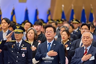 이재명 대통령이 21일 서울 서대문구 경찰청에서 열린 제80주년 경찰의 날 기념식에서 국민의례를 하고 있다.