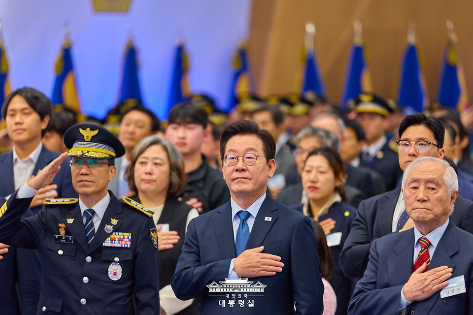 이재명 대통령이 21일 서울 서대문구 경찰청에서 열린 제80주년 경찰의 날 기념식에서 국민의례를 하고 있다.