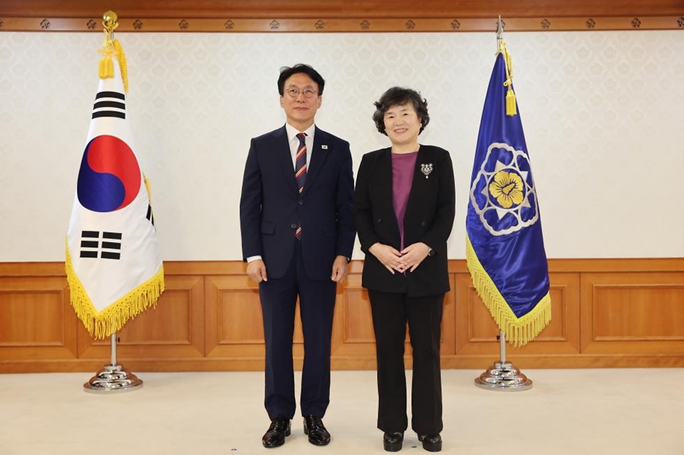 김민석 국무총리가 4일 세종대로 정부서울청사에서 이태원 참사 추모위 위원들에게 위촉장을 수여하고 있다.