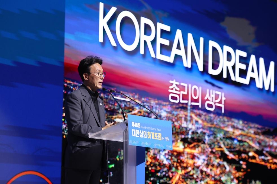 김민석 국무총리가 16일 경북 경주시 라한셀렉트 호텔에서 열린 제48회 대한상공회의소 하계포럼에 참석, 기조연설을 하고 있다.