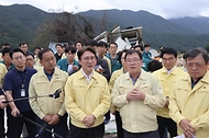 김민석 국무총리가 19일 경남 산청군 시천면을 찾아 산불 피해 및 복구현황을 보고받고 현장을 점검하고 있다.