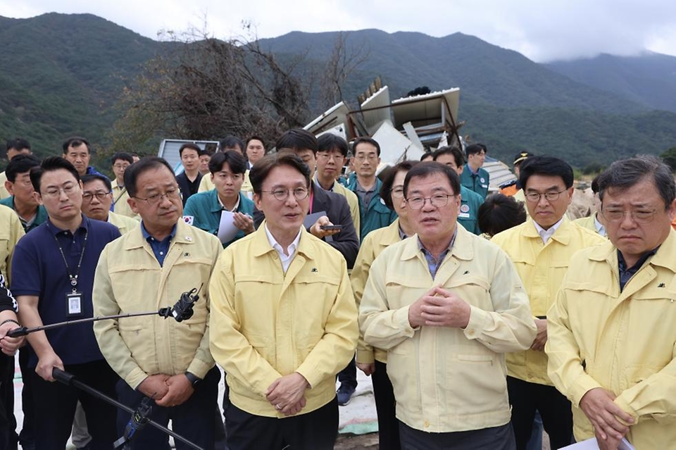 김민석 국무총리가 19일 경남 산청군 시천면을 찾아 산불 피해 및 복구현황을 보고받고 현장을 점검하고 있다.